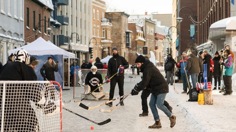 Le 4e tournoi de hockey-bottine du quartier Saint-Jean-Baptiste aura lieu samedi. (Crédit photo : Llamaryon)