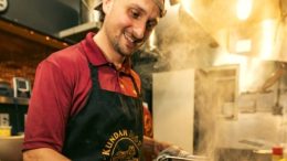 Raphaël G. Théberge, chef et copropriétaire du Kundah Hôtel. (Crédit photo : Andre Olivier Lyra)