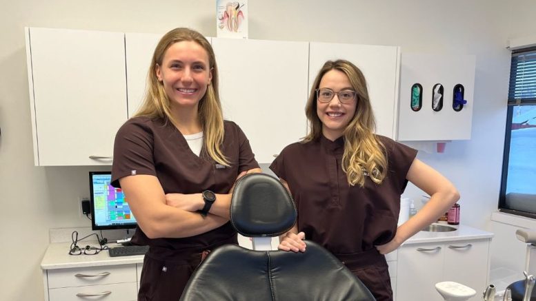 Dre Marie Laurence Bradette et Dre Zaclivia Descôteaux-Perron, jeunes propriétaires de la clinique dentaire du Carrefour Charlesbourg. (Crédit photo : Antoine Bradette)