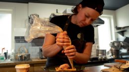 Maude Desroches, cheffe et propriétaire de Maude épicerie/laboratoire culinaire. (Crédit photos : Anthony Jourdain)