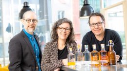 Frédéric Dutil, Nadine Pelletier et Fabrice Pelletier, copropriétaires de la distillerie Apikol. (Crédit photo : Apikol)