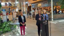 La présidente de la commission d'ExpoCité, Mme Mélissa Coulombe-Leduc, la directrice d'ExpoCité, Mme Catherine Chénier, et la présidente du conseil d'administration de la Coopérative des Horticulteurs de Québec, Mme Alexandra Morin. (Crédit photo : Estelle Lévêque)