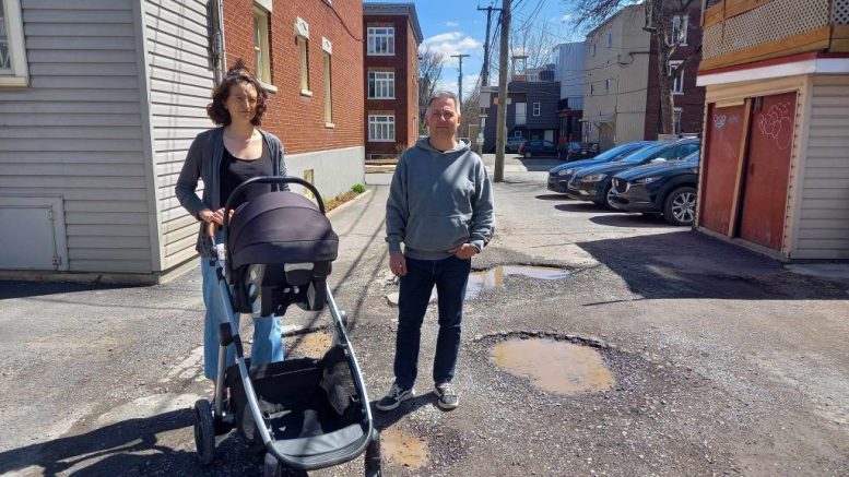 Julie Bellavance et Mathieu Plamodon, résidents de la ruelle entre la 11e et la 12e rue. (Crédit photo : Estelle Lévêque)