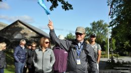 Un guide touristique, lors d’une visite dans le Vieux-Québec. (Crédit photo : Association des guides touristiques de Québec).