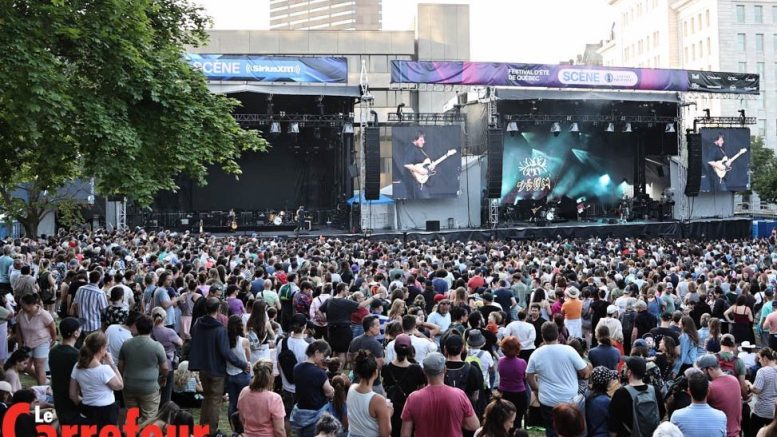 La foule au FEQ 2022, événement de BLEUFEU. (Crédit photo : Philippe Moussette)