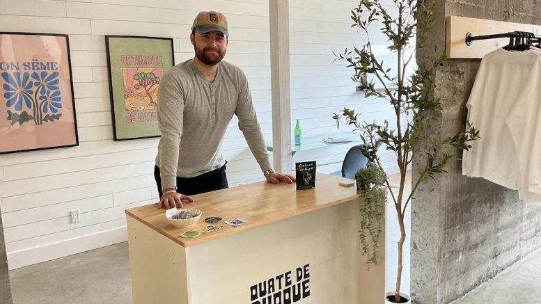 Émile Arsenault, fondateur et propriétaire de la marque Ouate de Phoque, dans la boutique du boulevard Charest Ouest. (Crédit photo : Estelle Lévêque)