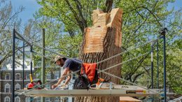 Mathieu Gotti, sculpteur, travaille sur un projet dans le quartier Saint-Sauveur. (Crédit photo : Mathieu Gotti)