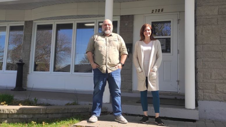 Marc Guy; directeur général et Véronique Moreau; coordinatrice au développement et à l'administration du Gîte Jeunesse, devant la résidence de Beauport au 2706, avenue Pierre-Roy (Crédit photo : Juliet Nicolas)