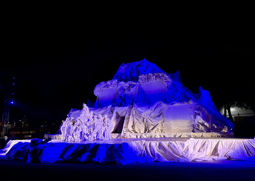 Un volcan de toiles pour les danseurs