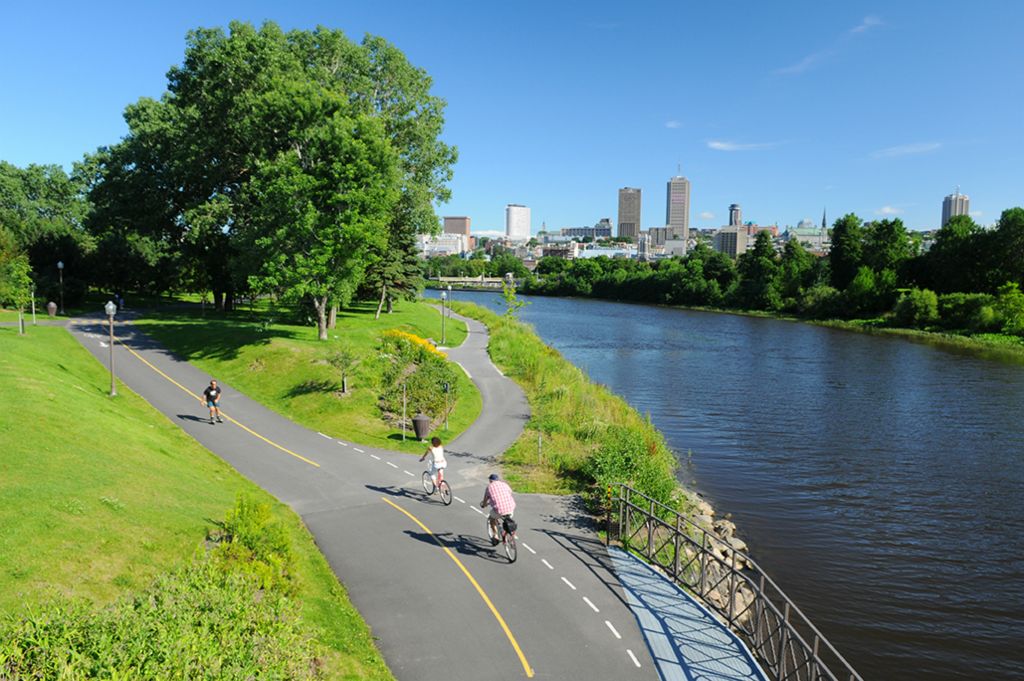 Pistes cyclables le long de la rivière