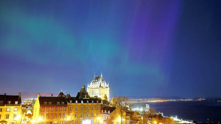 Le château Frontenac, lors des aurores boréales du 10 mai 2024. Vue depuis les plaines d'Abraham. (Crédit photo : Philippe Moussette)