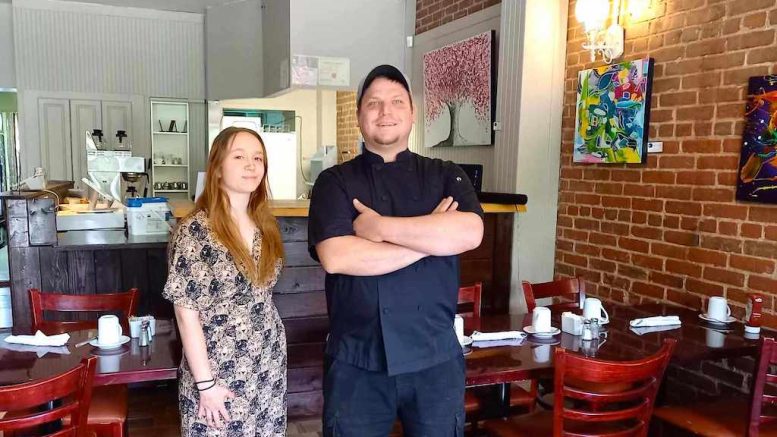 Philippe Gamache, sous-chef et Alice Fillion, serveuse, du Bistro Sua Coche. (Crédit photo : Estelle Lévêque)