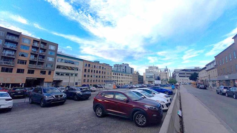 Le stationnement au croisement des rues Dorchester, Caron et Saint-Vallier Est fait l'objet d'un vaste projet de construction par le promoteur Trudel Alliance. (Crédit photo : Estelle Lévêque)