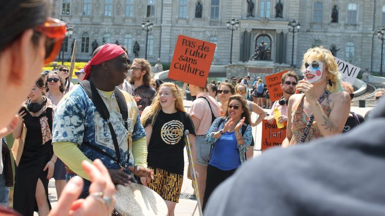 La manifestation pour les arts rassemblait plus de 250 militants cet après-midi, devant l'Assemblée Nationale. (Crédit photo : Estelle Lévêque)