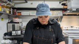 Sarah Arab, la nouvelle cheffe à la tête des cuisines du Maelstrøm. (Crédit photo : Noémie Berne)