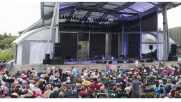 Des spectateurs assistent à un concert au parc Roland-Beaudin.