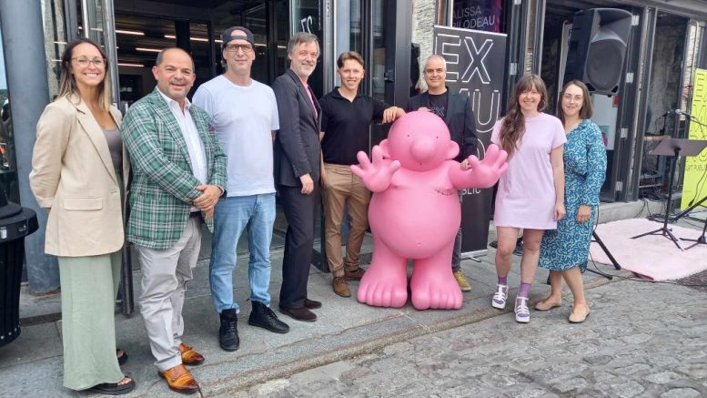 Les artistes et l'équipe d'EXMURO, lors de l'inauguration de l'Aire publique. (Crédit photo : Estelle Lévêque)