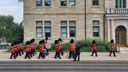 Une cérémonie à saveur historique se tenait ce matin aux Jardins de l'Hôtel-de-ville pour célébrer le 416e anniversaire de la ville de Québec. (Crédit photo : Estelle Lévêque)