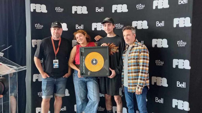 Arnaud Cordier, programmateur du FEQ, Rose Perron et Félix Paul, du duo Rau_Ze, et Louis Bellavance, directeur de la programmation du FEQ. (Crédit photo : Estelle Lévêque)