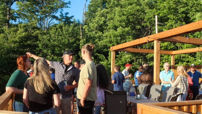 La nouvelle terrasse de La Barberie naît d'une collaboration avec le Motel Île d’Orléans et l'entreprise Québec Aventure Tours. (Crédit photo : Québec Aventure Tours)