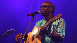 Vieux Farka Touré, le 7 juillet 2024 au FEQ. (Crédit photo : Estelle Lévêque)