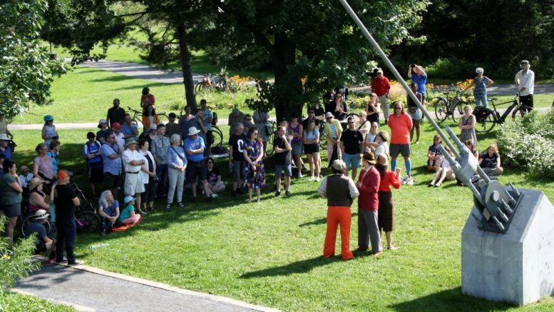 Par-dessus les passerelles, de la compagnie Par Épisode, aux abords de la rivière Saint-Charles. (Crédit photo : Joelle Paquet)