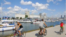 Des cyclistes roulent sur le bord du bassin Louise dans le Vieux-Port.