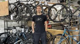 Étienne Babin, propriétaire de la boutique et atelier Vélo Basse-ville, dans Saint-Sauveur. (Crédit photo : Estelle Lévêque)