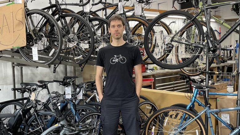 Étienne Babin, propriétaire de la boutique et atelier Vélo Basse-ville, dans Saint-Sauveur. (Crédit photo : Estelle Lévêque)