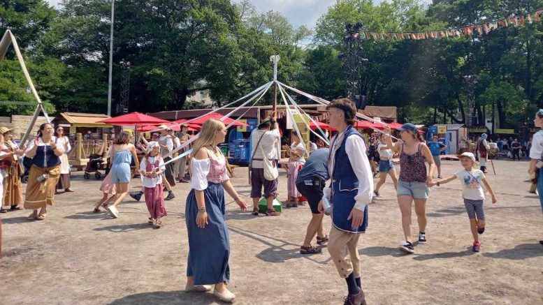 Les Fêtes de la Nouvelle-France, au Parc de l'Esplanade, en haute-ville. (Crédit photo : Estelle Lévêque)