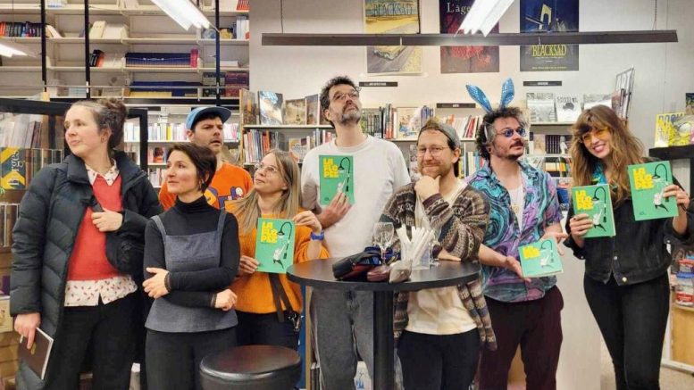 Les membres du collectif BD La Flopée. De gauche à droite : Pascale Bonenfant, Aude Chaumaz, Bladanosaure, Géraldine Grotov, François Simard, Jonathan Richard, Thony Jourdain, Chloé Lalancette. (Absente de la photo : Léa Robitaille). (Crédit photo : Louis-David)