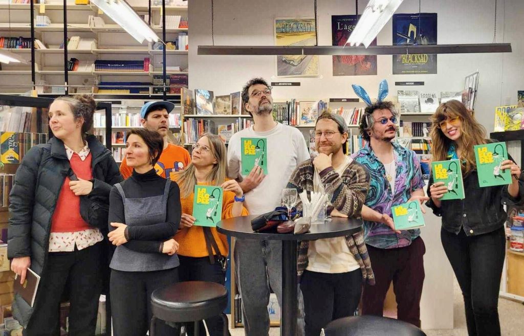 Les membres du collectif BD La Flopée. De gauche à droite : Pascale Bonenfant, Aude Chaumaz, Bladanosaure, Géraldine Grotov, François Simard, Jonathan Richard, Thony Jourdain, Chloé Lalancette. (Absente de la photo : Léa Robitaille). (Crédit photo : Louis-David)