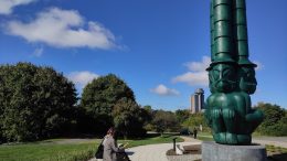 L'oeuvre Trois sentinelles a été inaugurée au parc Cartier-Brébeuf