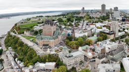 Vue aérienne par drone du Vieux-Québec, du château Frontenac et des remparts.