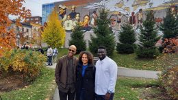 M. Aly Ndiaye alias Webster, instigateur du projet de Murale en hommage aux Afro-Québécois, Annie Lalande et Jean-Marc Ouattara, artistes visuels créateurs de l'œuvre. (Crédit photo : Estelle Lévêque)