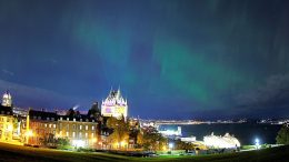 Aurores boréales au-dessus du château Frontenac.