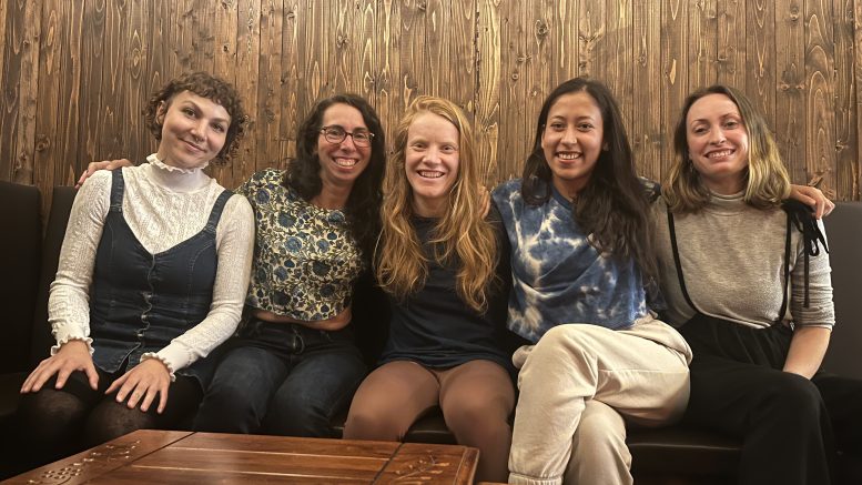 Les cinq membres de la Coop de Yoga : Élie Dubois-Sénéchal, Isabel Dugas-Iregui, Laure-Anne Planchot, Maria Valentina Gomez et Amélie Fisher. (Crédit photo : Courtoisie)