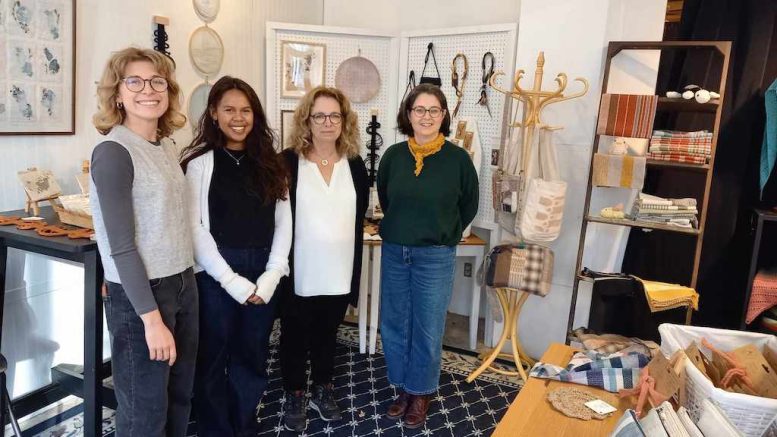 Annah-Catheryn Lepage et Mihanta Randria, de la SDC Saint-Jean-Baptiste, Chantal Tardif, et Élise Bourgault, créatrices en art textile. (Crédit photo : Estelle Lévêque)