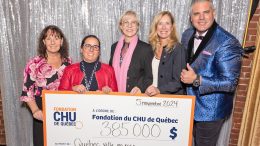 De gauche à droite : Danielle Goulet, présidente-directrice générale adjointe du CHU de Québec-Université Laval, Brigitte Poirier, chirurgienne-oncologue et directrice médicale du Centre des maladies du sein du CHU de Québec-Université Laval, Nathalie Langevin, directrice générale de TVA Québec et directrice générale des ventes du Journal de Québec, représentante de Québecor, partenaire présentateur, Julie Lemieux, présidente et cheffe de la direction de la Fondation du CHU de Québec, et William Trudel, président fondateur et chef de la direction de Trudel Corporation.