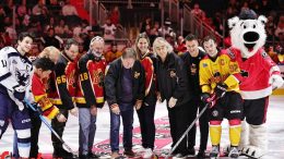 Mise au jeu du match des Remparts avec les comédiens des Boys.