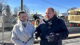 Claude Villeneuve et Anne Corriveau lors d'un point de presse devant le glissement de terrain sur le chemin Saint-Louis