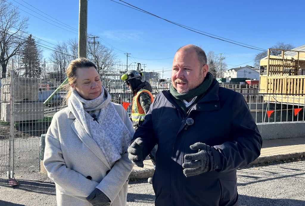 Claude Villeneuve et Anne Corriveau lors d'un point de presse devant le glissement de terrain sur le chemin Saint-Louis