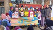 Le Banc des générations, au Parc Durocher, et les enfants ayant participé au projet. (Crédit photo : Estelle Lévêque)