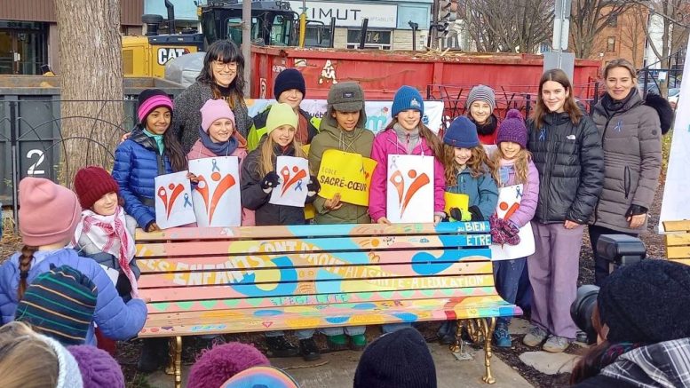 Le Banc des générations, au Parc Durocher, et les enfants ayant participé au projet. (Crédit photo : Estelle Lévêque)