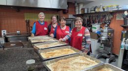 Les cuisinières bénévoles pour le Dîner du Cœur du samedi 16 novembre, à partir de midi sur le parvis de l'église Saint-Roch. (Crédit photo : Dîner du Cœur - Marc Gosselin)