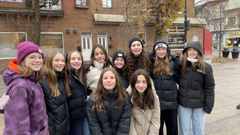 Samedi dernier, une équipe de jeunes bénévoles du club Québec excellence Synchro est venue prêter main-forte à la SDC en distribuant un document pour avertir les marchands et habitants de la 3e avenue de l'opération de distribution de lumières. (Crédit photo : Courtoisie)