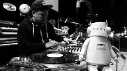 Le DJ canadien Kid Koala est de retour au Diamant avec Nufonia Must Fall. (Crédit photo : Brian Liu)