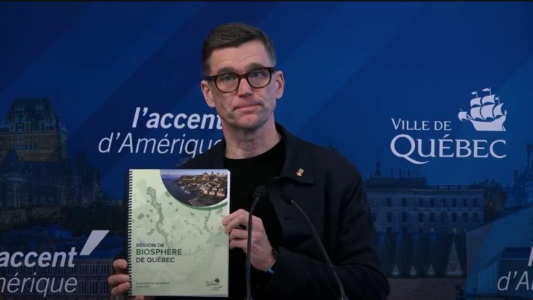 Bruno Marchand, en conférence de presse pour l'annonce du dépôt de candidature de la Ville de Québec aux Régions de biosphère de l'UNESCO. (Crédit photo : Espace presse de la Ville de Québec)