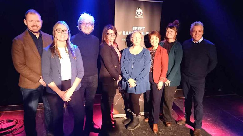 M. Germain, président du CA de BLEUFEU, Mme Villeneuve, de la Fondation ancrage jeunesse, M. Côté, de la fondation PECH-Sherpa, Mme Battisti, du Centre multi ethnique de Québec, Mme Méthot, de Noël du bonheur, Mme Chabot et Mme Couture, de la Maison Hélène-Lacroix et M. Racine, directeur général de BLEUFEU. (Crédit photo : Estelle Lévêque)