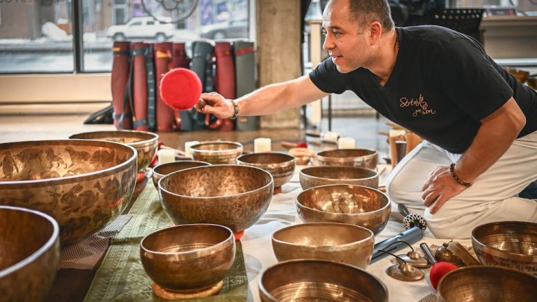 Le Nouvel An Lunaire, dans le quartier Saint-Sauveur, propose de découvrir une activité autour des sons des bols tibétains ce samedi 1er février. (Crédit photo : Simon Clark)